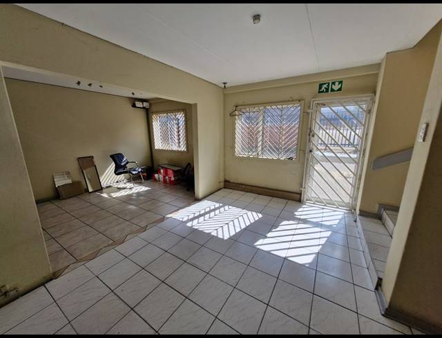 950M² FACTORY TO LET IN JET PARK